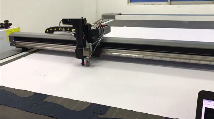 布料冲剪口圆刀裁剪